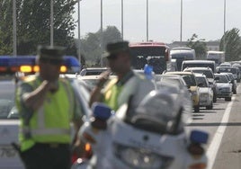 Dos guardias civiles regulan el tráfico tras un accidente.