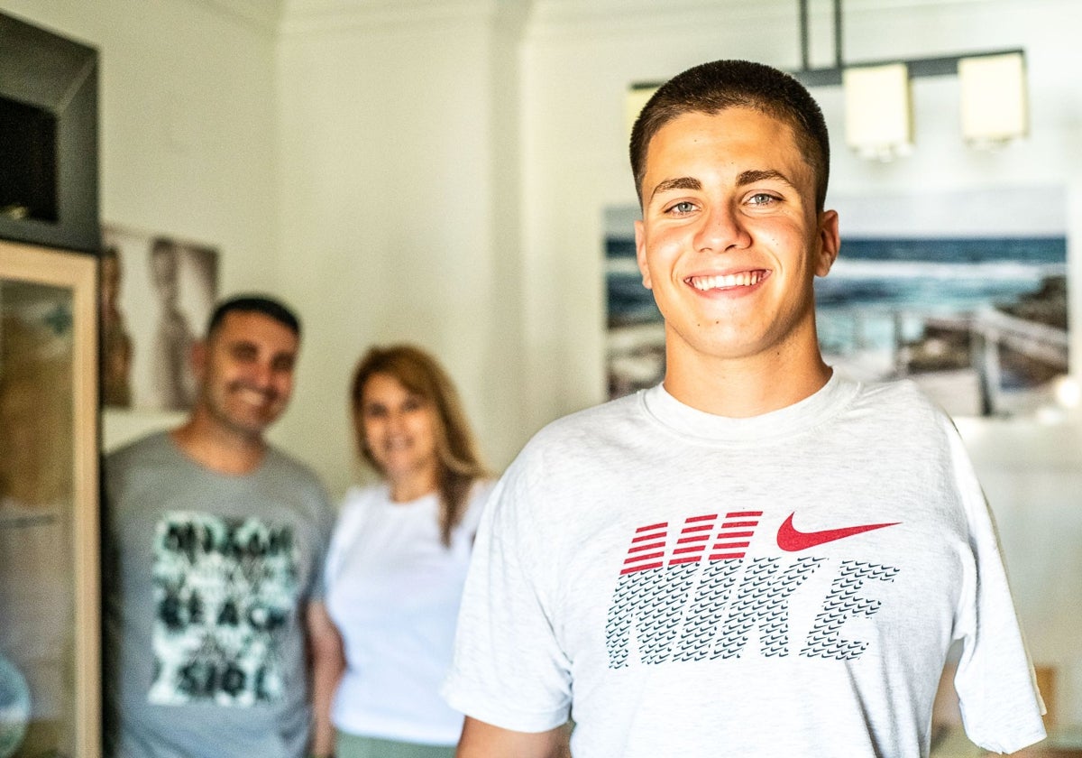 El joven campeón valenciano de natación Carlos Toledo, con sus padres al fonfo.