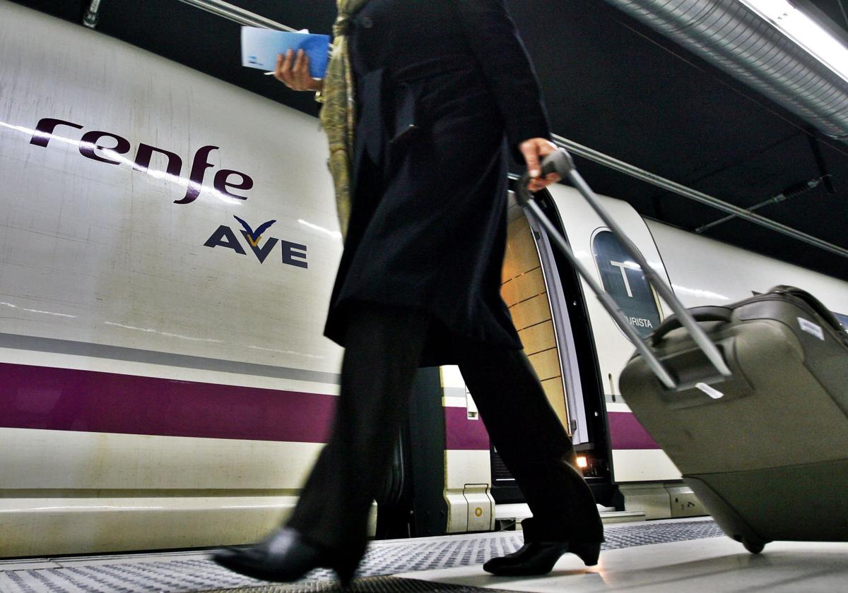 Pasajeros a punto de subir a un tren AVE de Renfe.