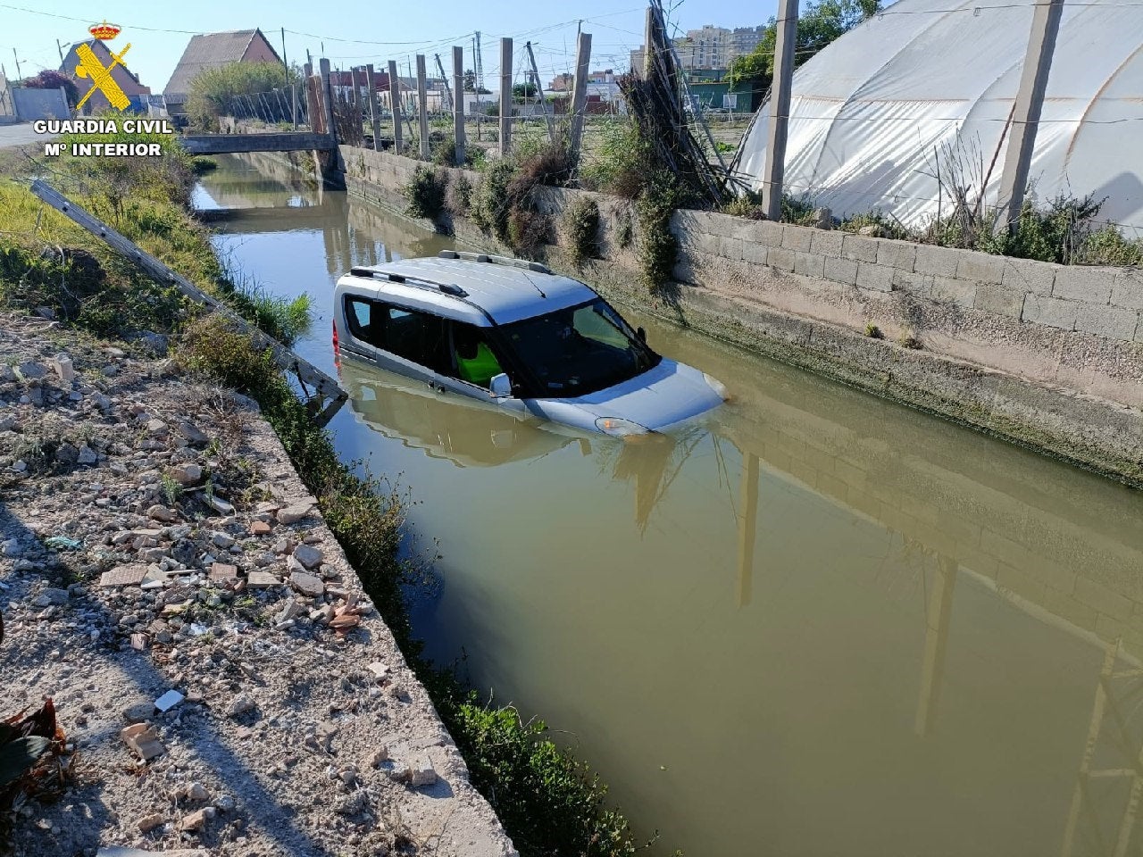 Lugar donde cayó el coche de la mujer que quedó atrapada.