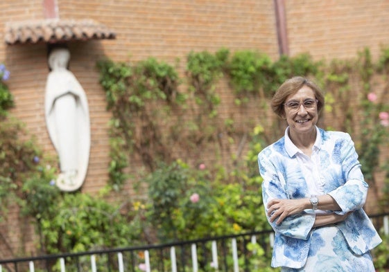 Vicenta Rodríguez, en el patio del colegio que dirige, el Santa María de Valencia.