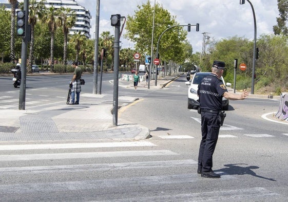 Un agente, en un lugar próximo al atropello del niño, en el cruce con el camino de Moncada.