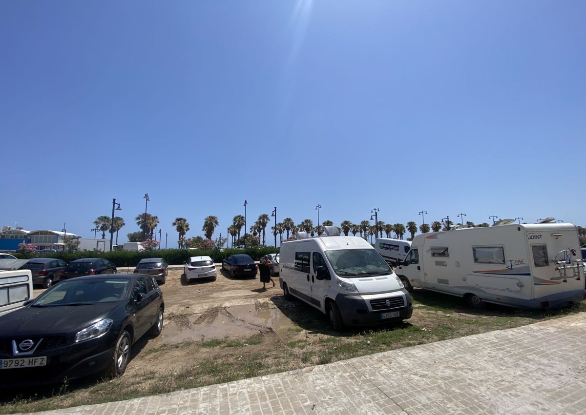 Imagen secundaria 1 - Solares de Gran Canaria con Vicente la Roda y del paseo marítimo, sine spacio ya para aparcar, y terreno grafiado de uso escolar que piden para aparcamiento en altura junto a Ingeniero Fausto Elío.