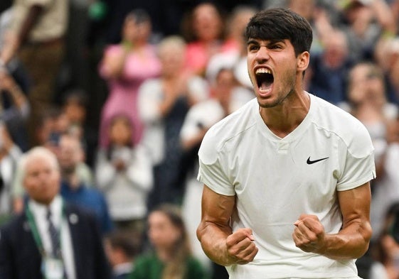 Carlos Alcaraz celebra en Wimbledon su victoria ante Frances Tiafoe.