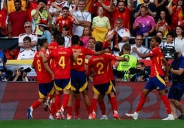 Los jugadores de España celebran el primer gol ante Alemania.