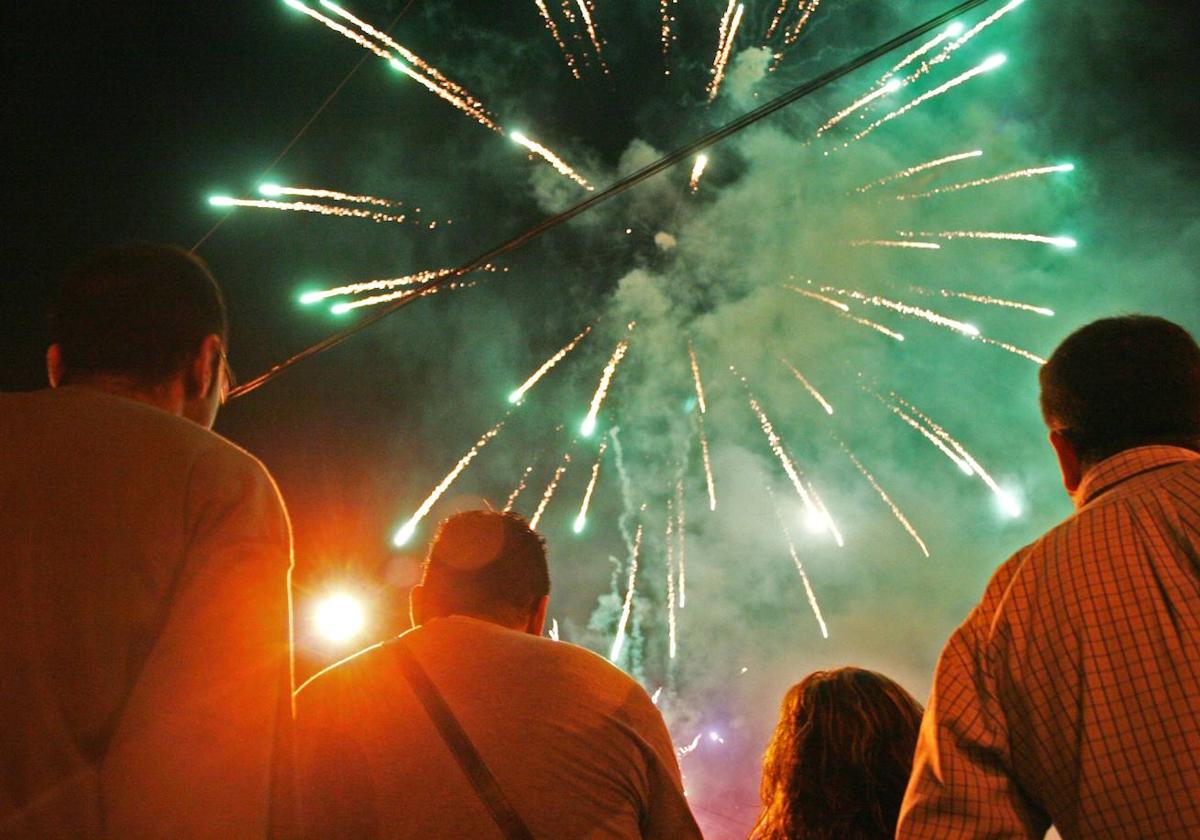 Fuegos artificiales de una mascletá nocturna.