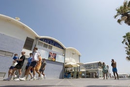 Restaurantes del paseo marítimo de la Malvarrosa, que se derribarán para construir unos nuevos.