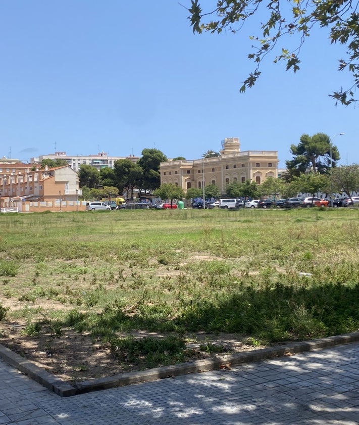 Imagen secundaria 2 - Solares de Gran Canaria con Vicente la Roda y del paseo marítimo, sine spacio ya para aparcar, y terreno grafiado de uso escolar que piden para aparcamiento en altura junto a Ingeniero Fausto Elío.