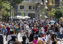 Turistas y residentes en Valencia.