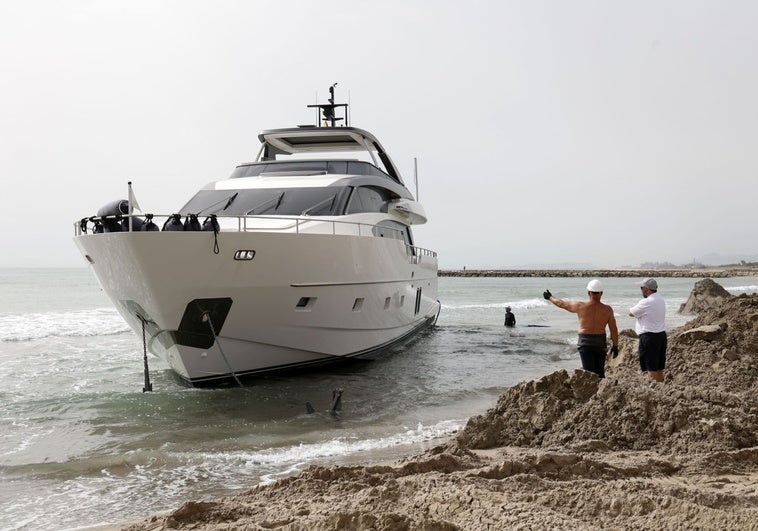 El yate varado en la playa de Pinedo