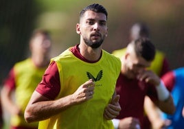 Rafa Mir, durante un entrenamiento con el Sevilla.