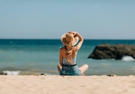 Una turista contempla el mar en una de sus playas.