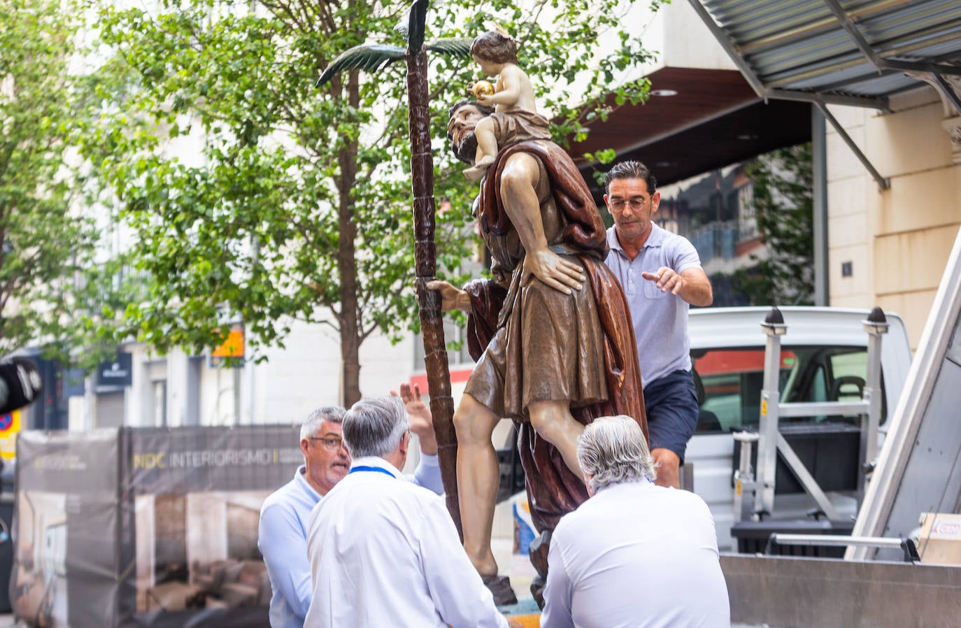 Los transportistas desfilan por Valencia para celebrar el día de San Cristóbal