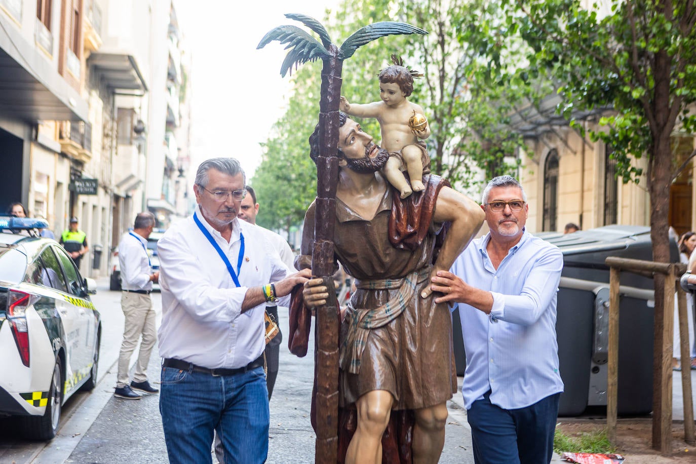 Los transportistas desfilan por Valencia para celebrar el día de San Cristóbal