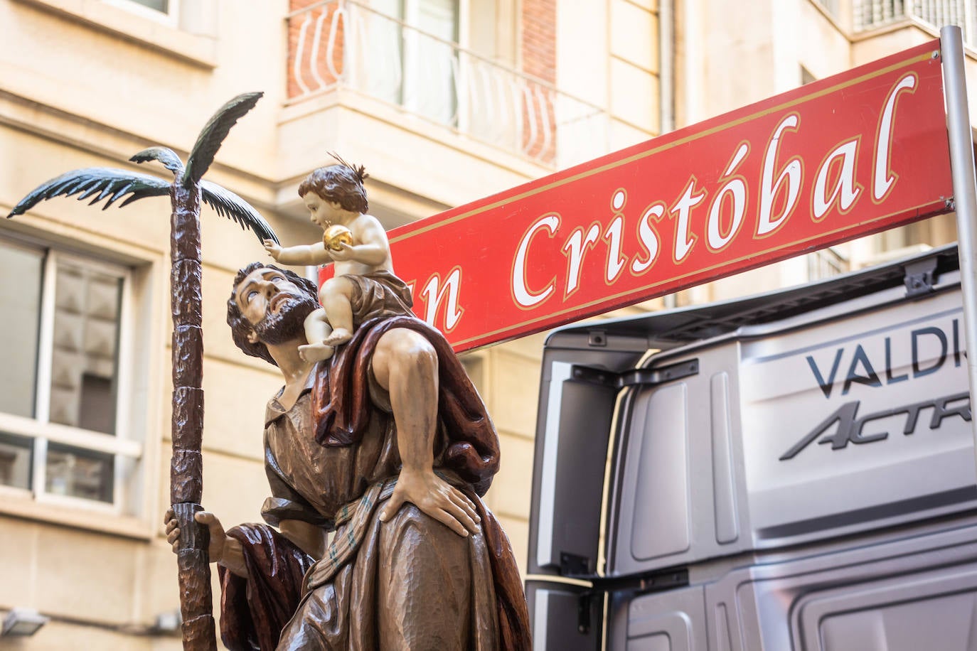 Los transportistas desfilan por Valencia para celebrar el día de San Cristóbal