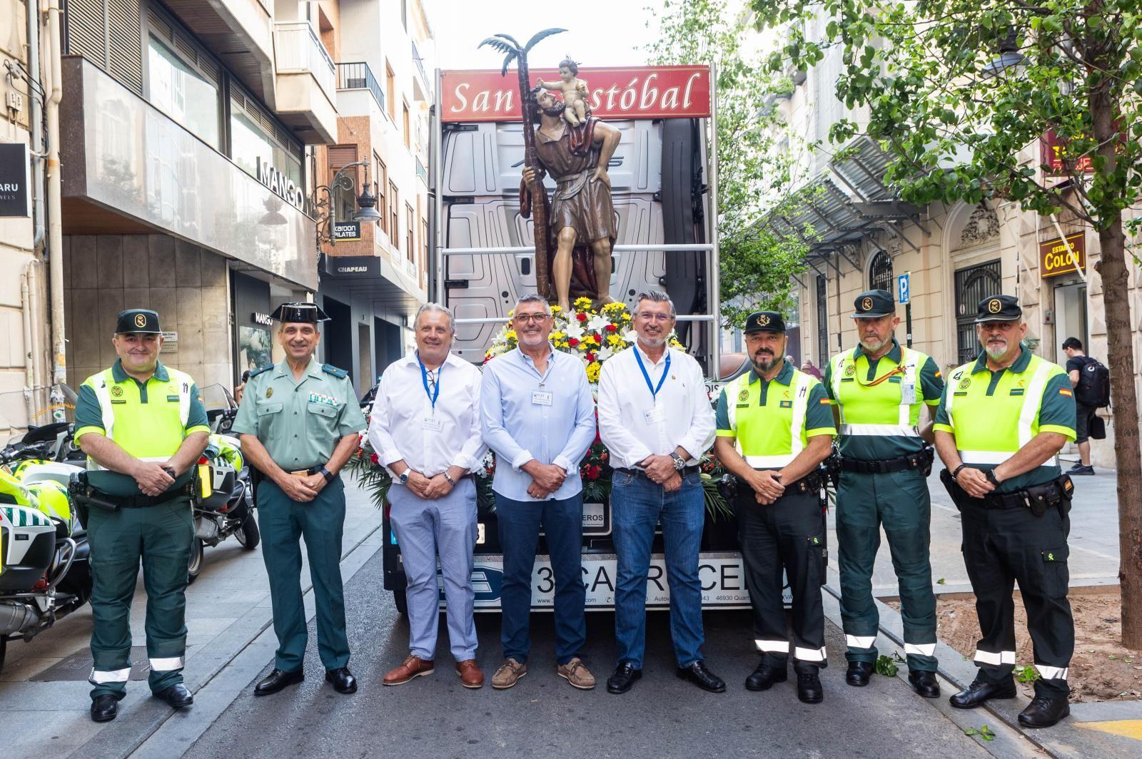 Los transportistas desfilan por Valencia para celebrar el día de San Cristóbal