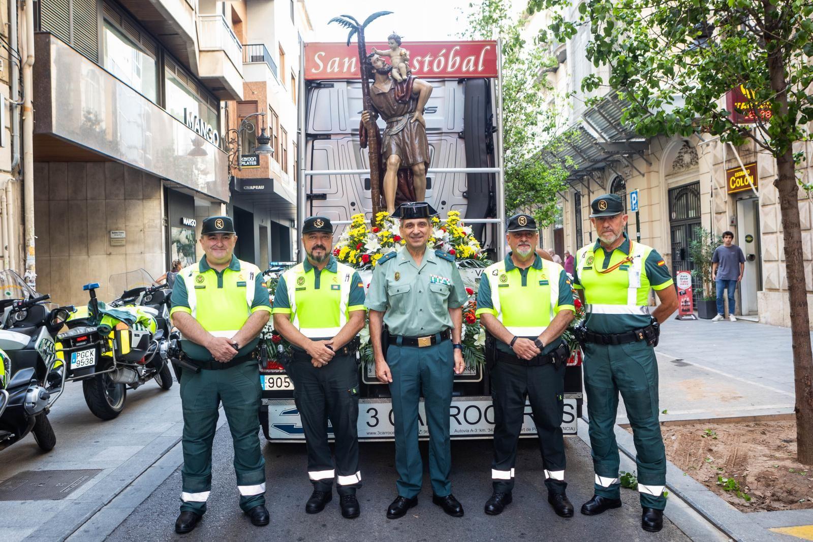 Los transportistas desfilan por Valencia para celebrar el día de San Cristóbal