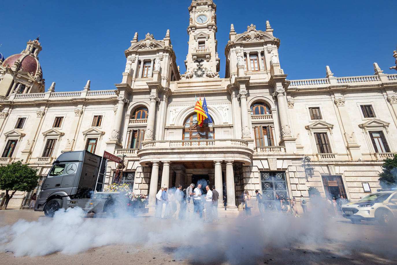 Los transportistas desfilan por Valencia para celebrar el día de San Cristóbal