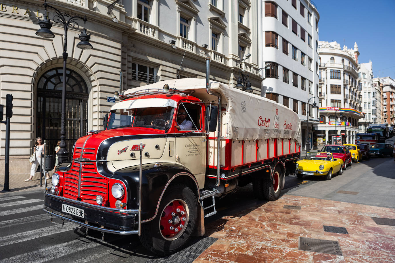 Los transportistas desfilan por Valencia para celebrar el día de San Cristóbal