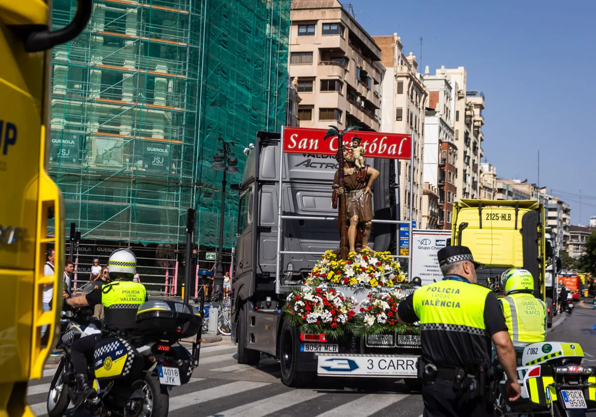 Los transportistas festejan a San Cristóbal: «Al patrón le pedimos que nos dejen trabajar»