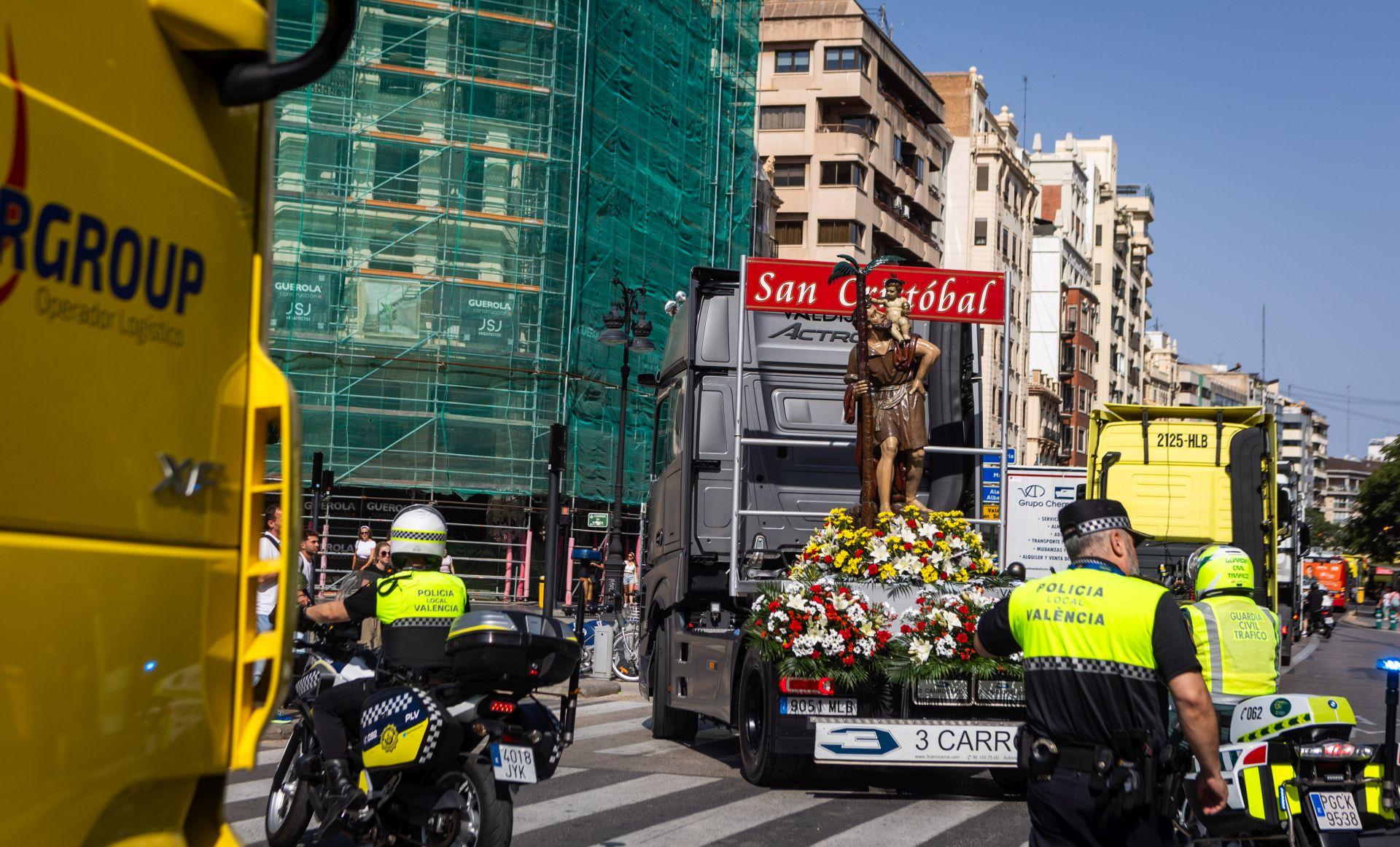 Los transportistas desfilan por Valencia para celebrar el día de San Cristóbal