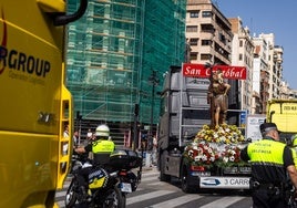 Uno de los camiones porta la imagen de San Cristóbal por las calles de Valencia.