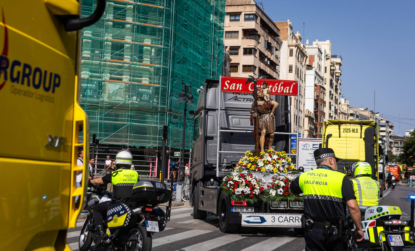 Los transportistas desfilan por Valencia para celebrar el día de San Cristóbal