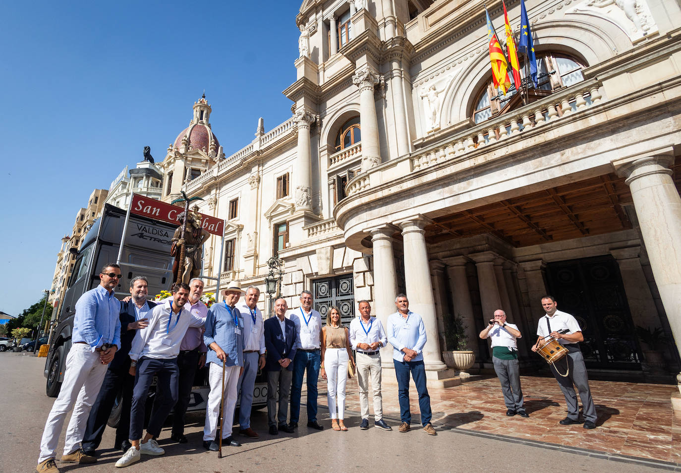 Los transportistas desfilan por Valencia para celebrar el día de San Cristóbal