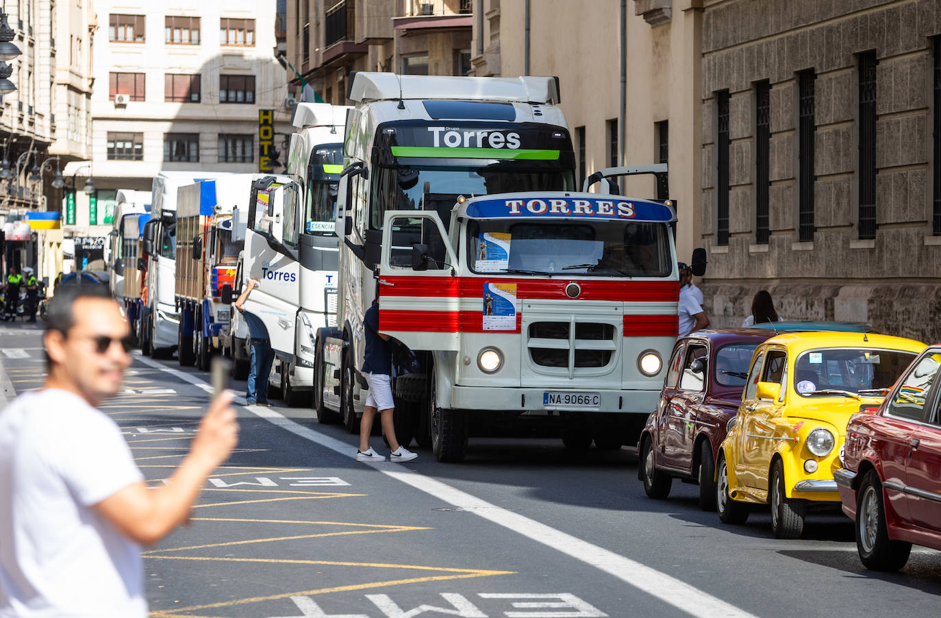 Los transportistas desfilan por Valencia para celebrar el día de San Cristóbal