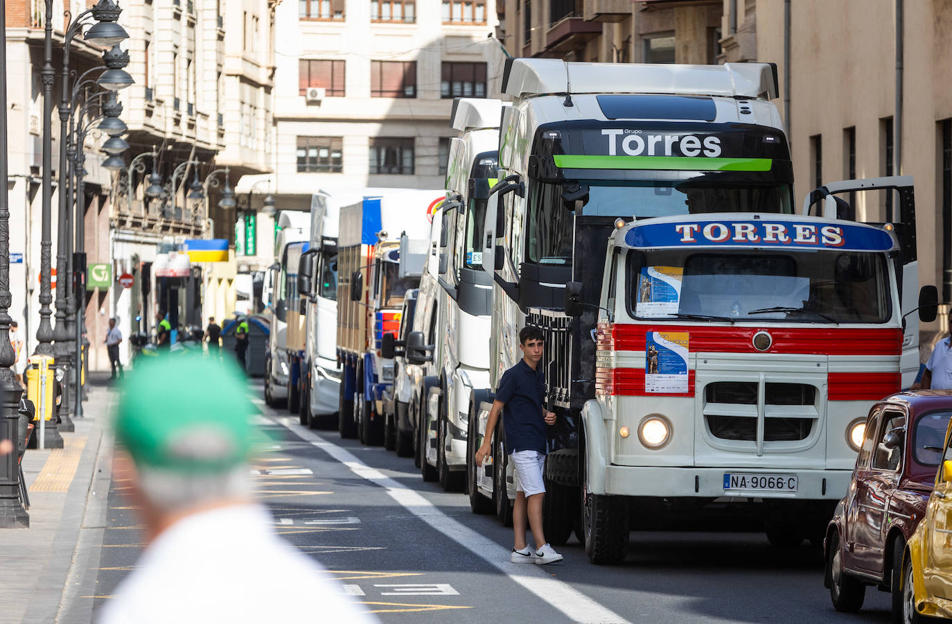 Los transportistas desfilan por Valencia para celebrar el día de San Cristóbal