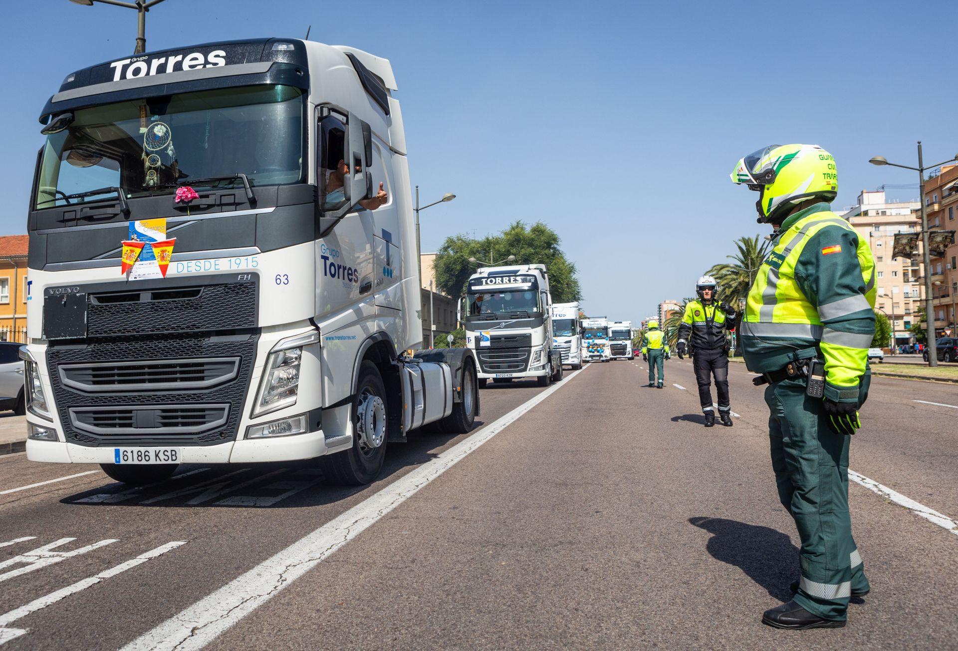 Los transportistas desfilan por Valencia para celebrar el día de San Cristóbal