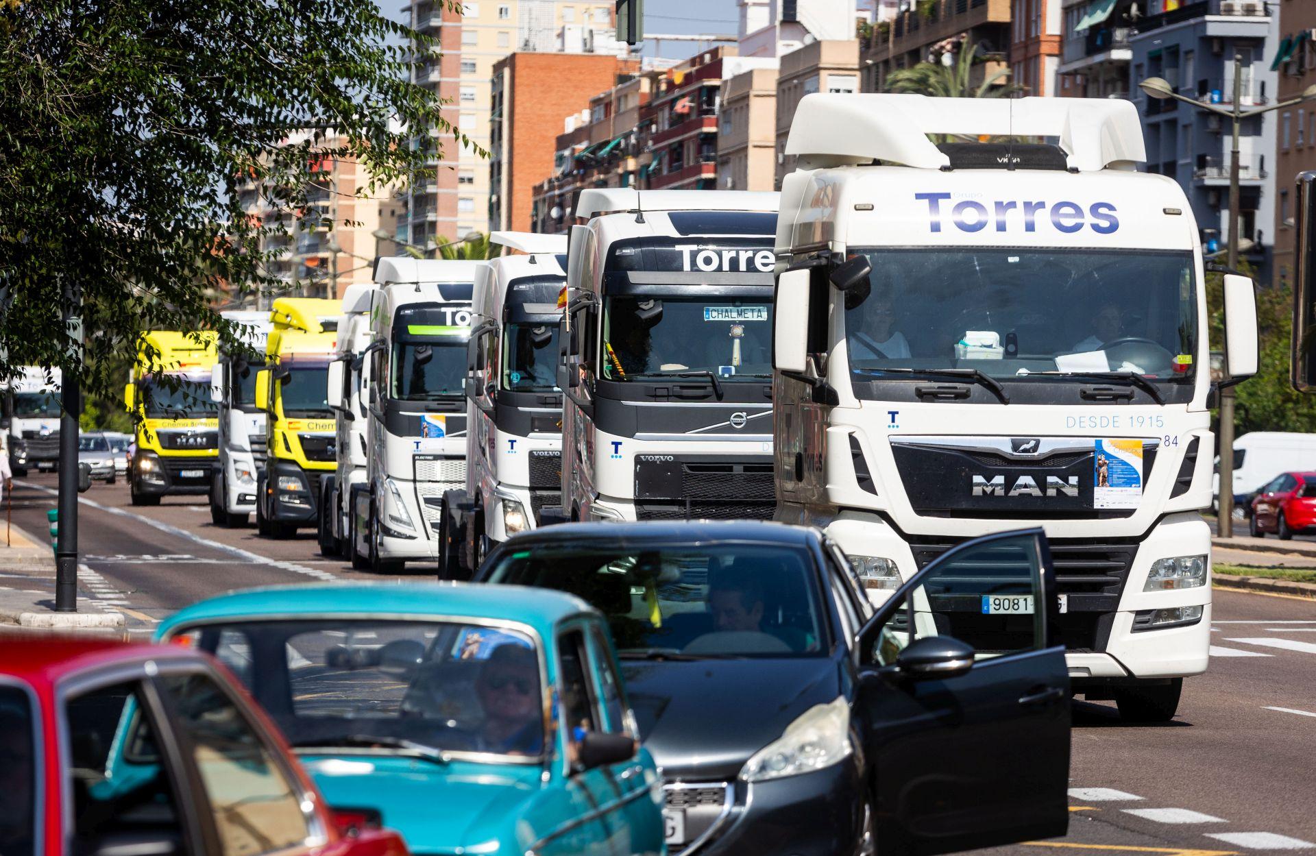 Los transportistas desfilan por Valencia para celebrar el día de San Cristóbal