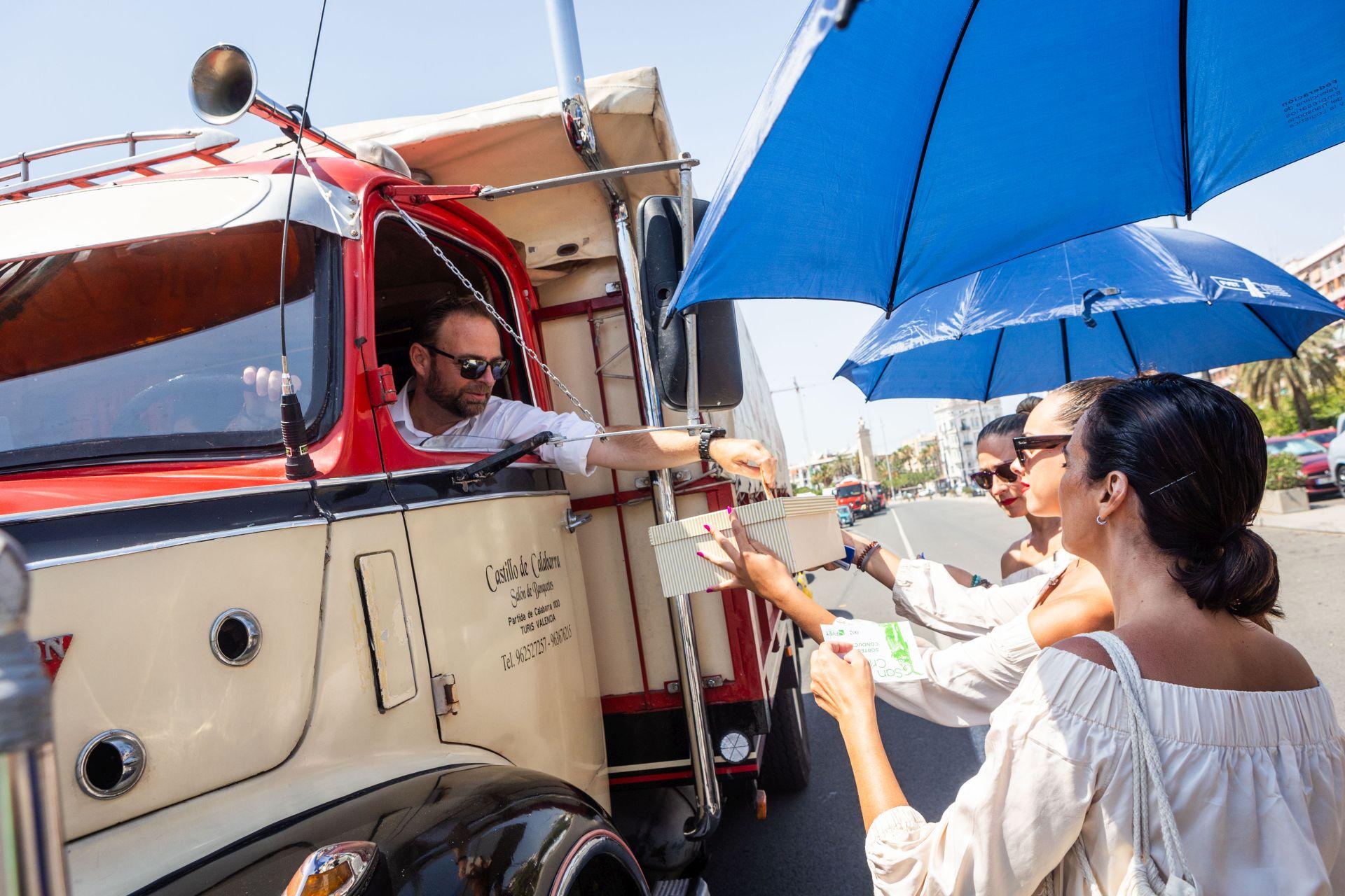 Los transportistas desfilan por Valencia para celebrar el día de San Cristóbal