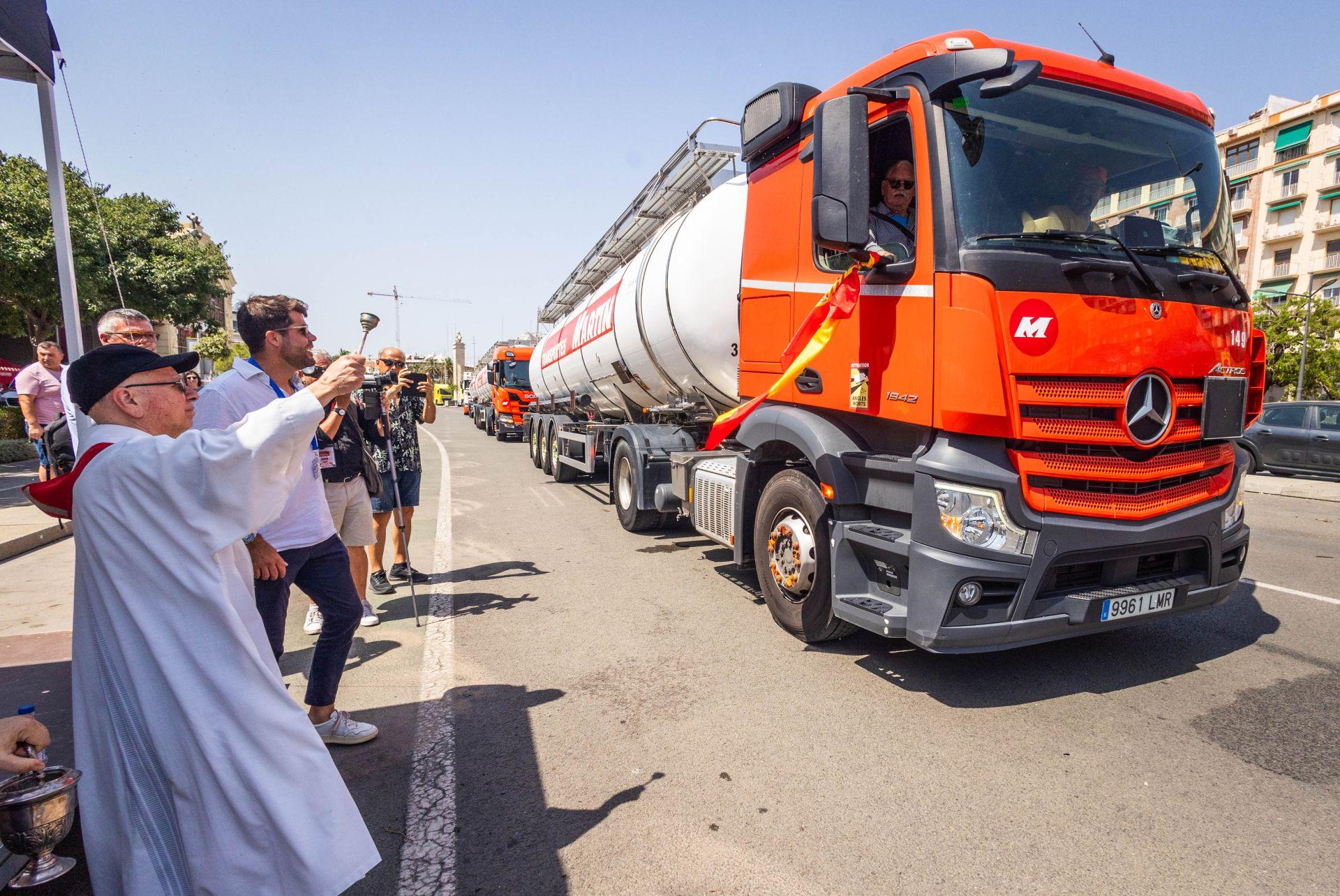 Los transportistas desfilan por Valencia para celebrar el día de San Cristóbal