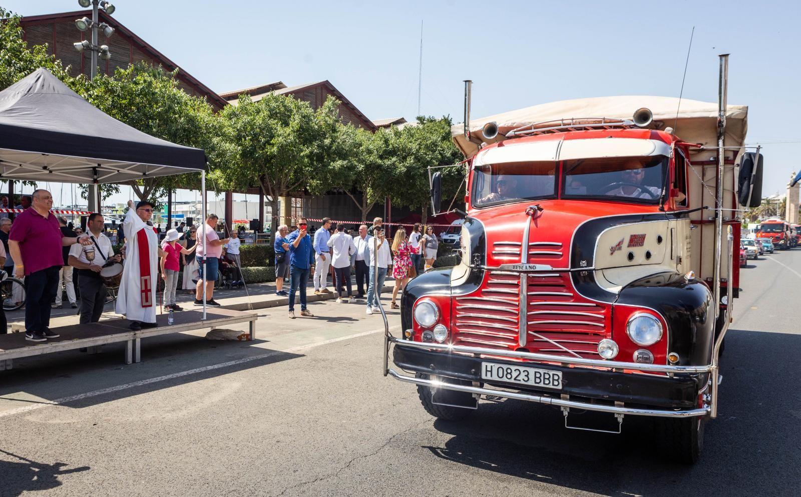 Los transportistas desfilan por Valencia para celebrar el día de San Cristóbal