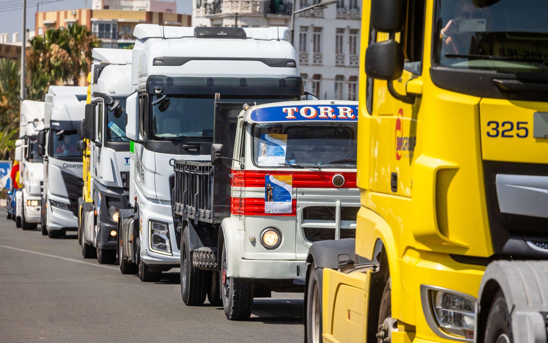 Los transportistas desfilan por Valencia para celebrar el día de San Cristóbal