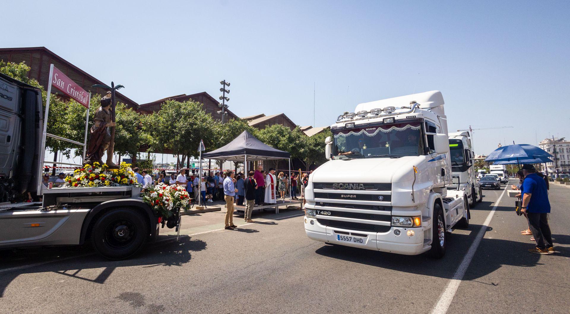 Los transportistas desfilan por Valencia para celebrar el día de San Cristóbal