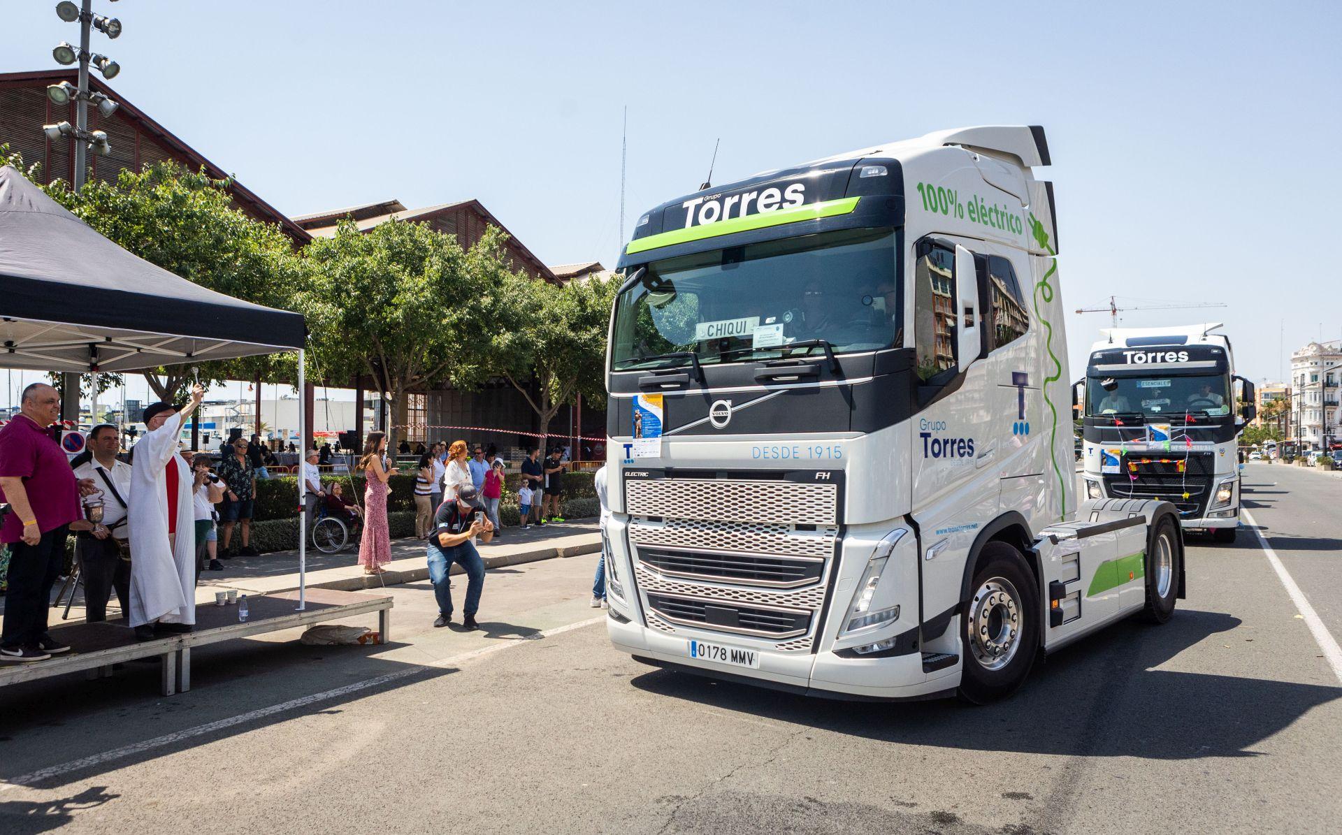 Los transportistas desfilan por Valencia para celebrar el día de San Cristóbal