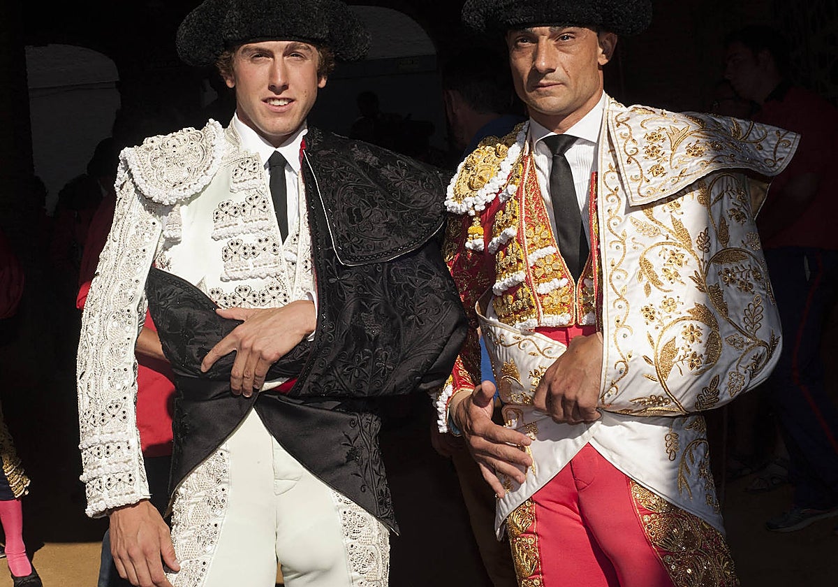 Gestos de preocupación en un paseíllo.