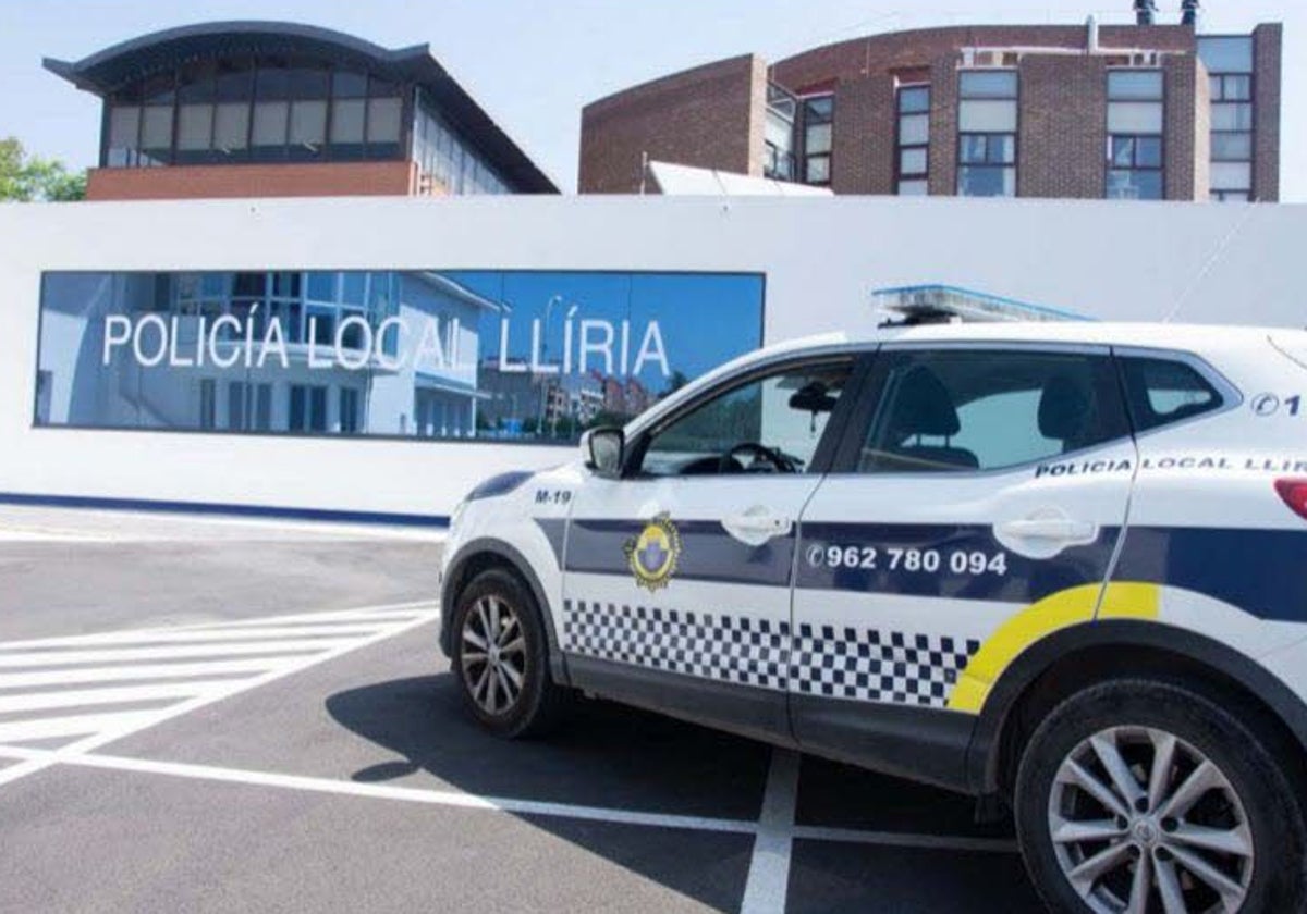 Un vehículo de la Policía Local de Llíria, junto a la sede del cuerpo municipal.