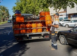 Repartidor con bombonas de butano. Imagen de archivo.