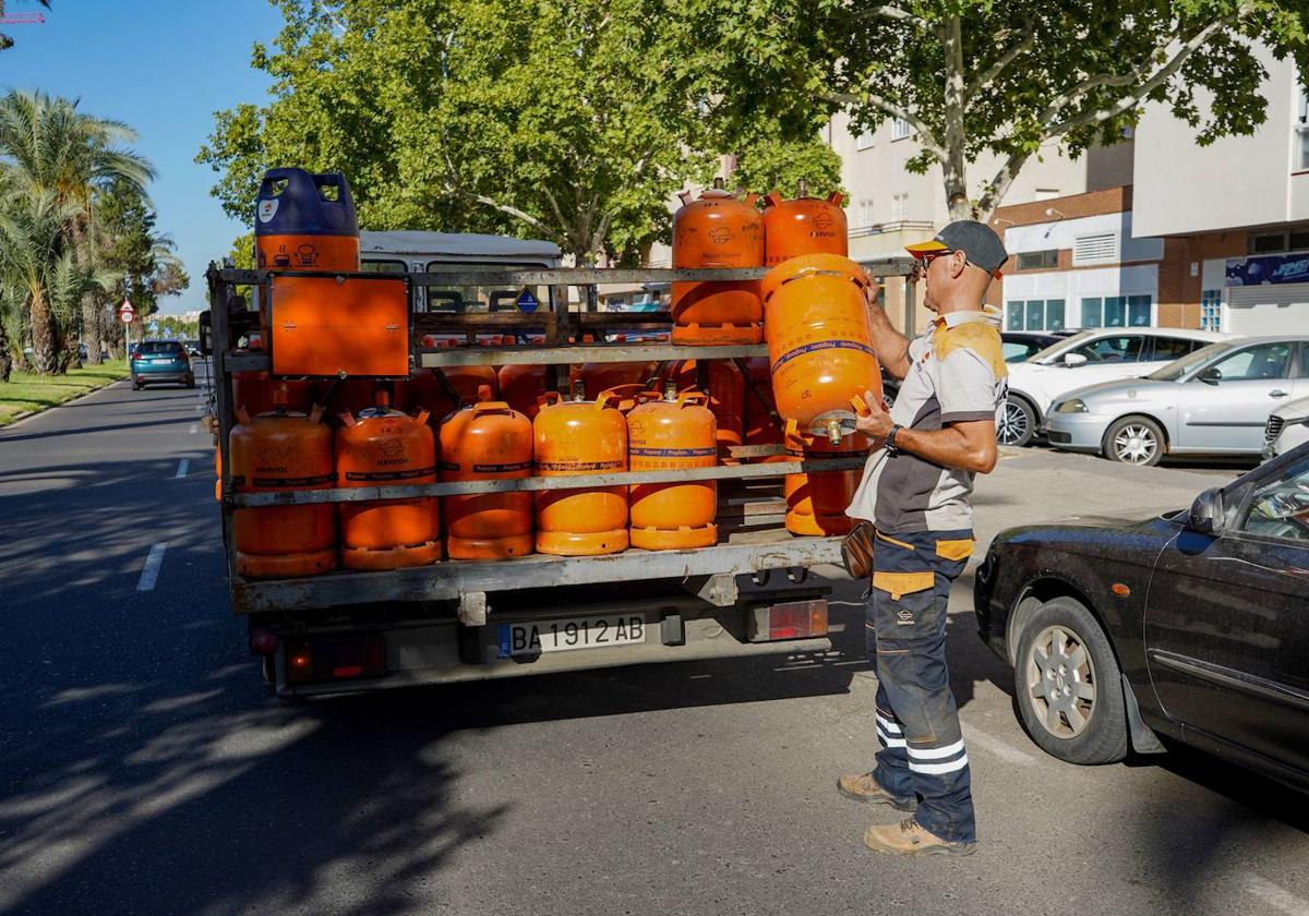 Repartidor con bombonas de butano. Imagen de archivo.