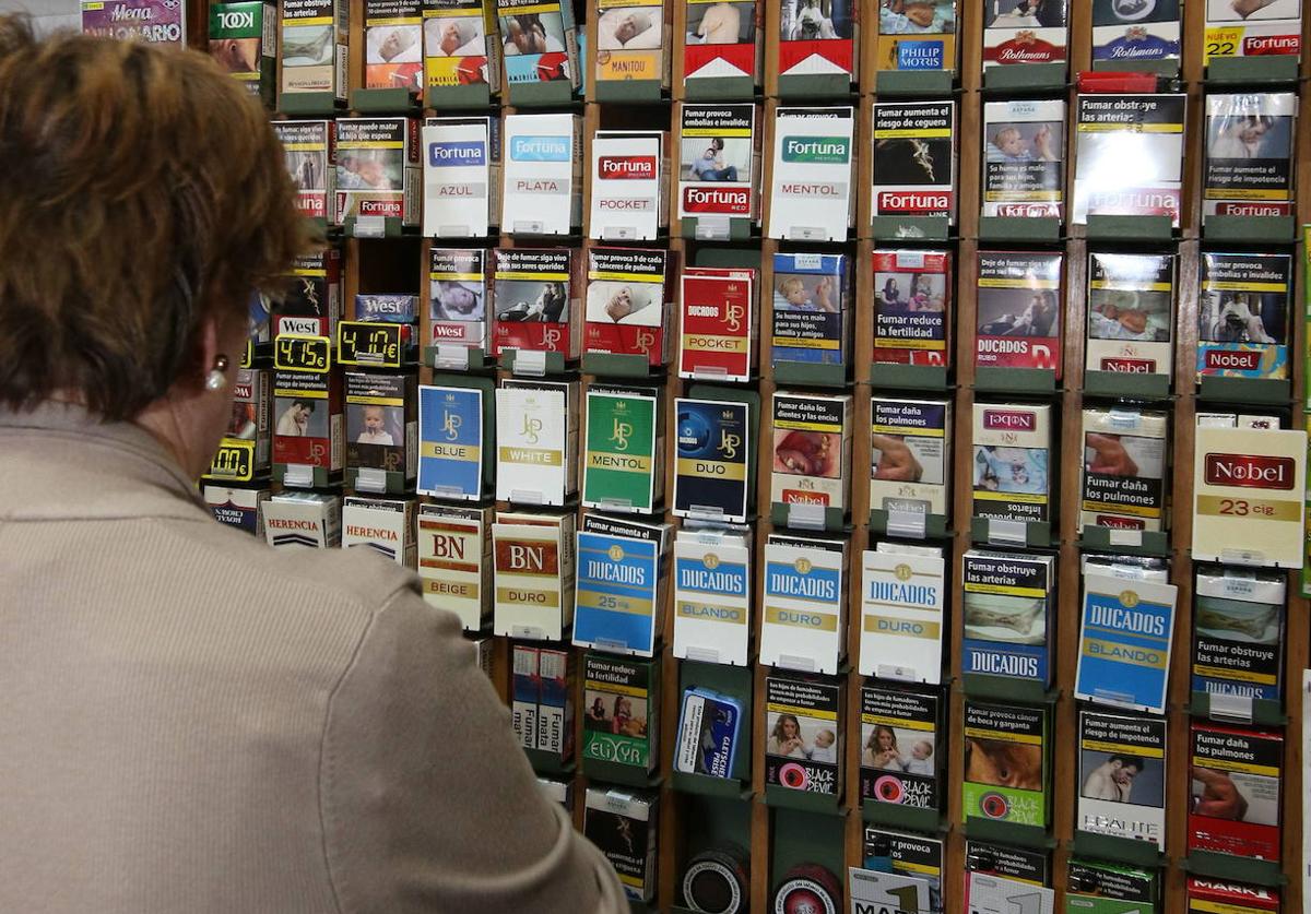 Venta de tabaco en un estanco.