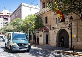 Un furgón de la Guardia Civil avanza junto a la Comandancia de Valencia, en el barrio de Patraix.