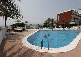 Los primeros turistas de la temporada disfrutan de la piscina de un hotel en Cullera.