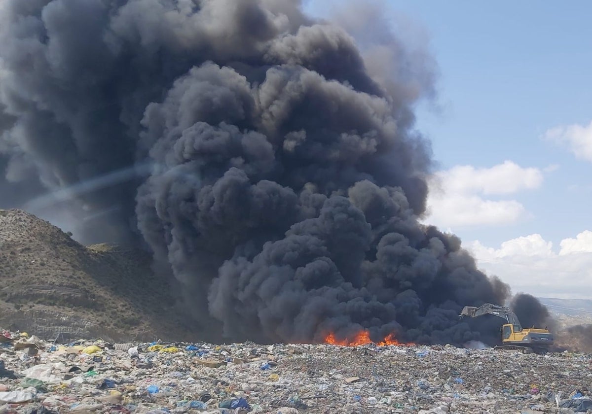 Columna de humo en la planta de tratamiento de residuos, a causa del incendio en Xixona.