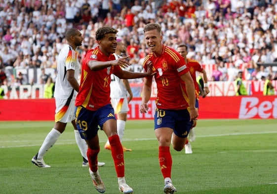 Lamine y Dani Olmo celebran el primer gol de España ante Alemania.