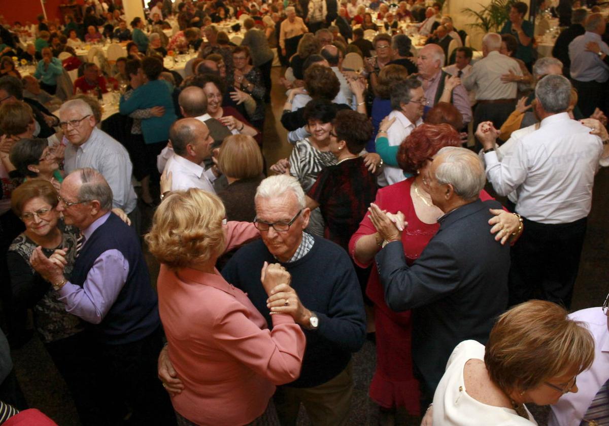 Personas mayores bailando en pareja.