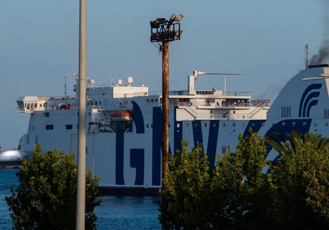 Uno de los barcos que ha trasladado a los pasajeros del 'Tenacia' al puerto de Valencia.