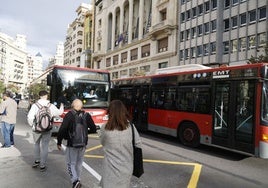 Un autobús de la EMT en la plaza del Ayuntamiento de Valencia.